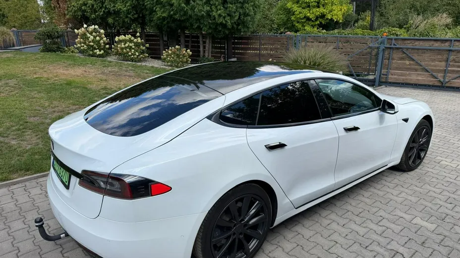 TESLA Model S -