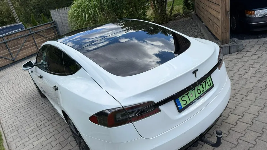 TESLA Model S -