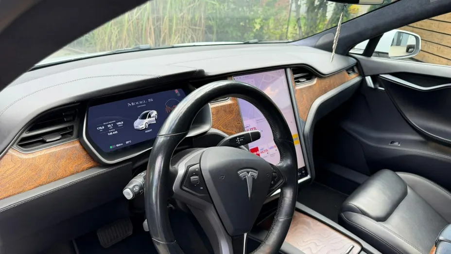 TESLA Model S -