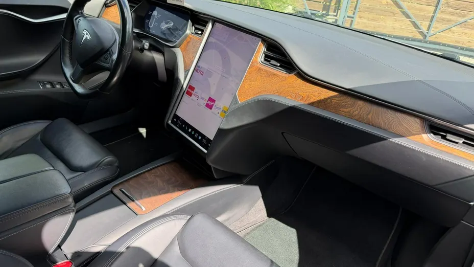 TESLA Model S -