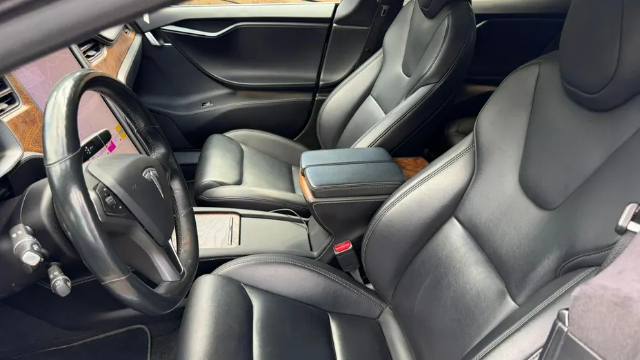 TESLA Model S -