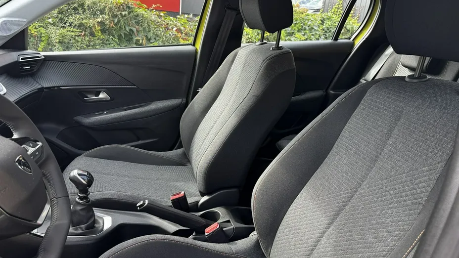 PEUGEOT 208 -