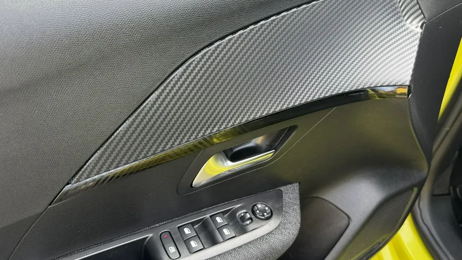 PEUGEOT 208 -