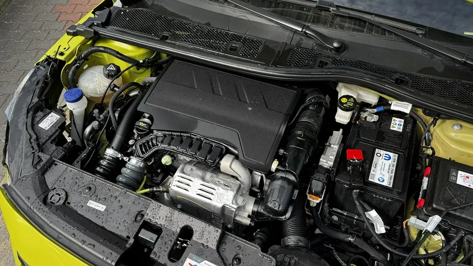 PEUGEOT 208 -