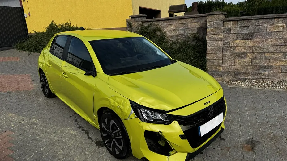 PEUGEOT 208 -