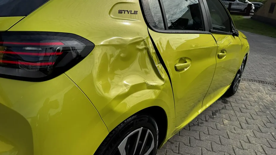 PEUGEOT 208 -