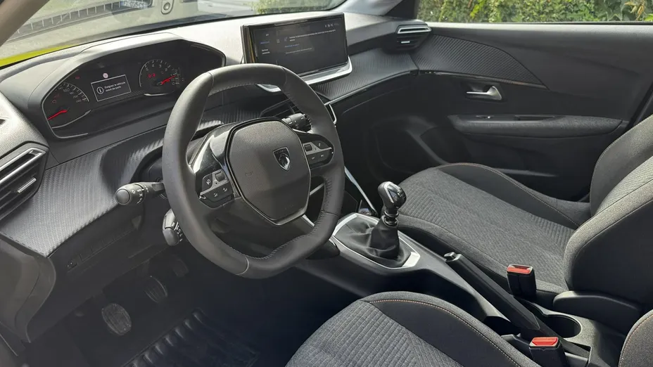 PEUGEOT 208 -