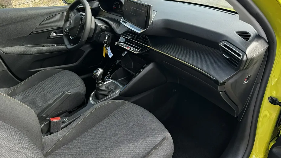 PEUGEOT 208 -