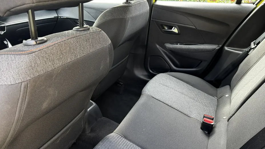 PEUGEOT 208 -