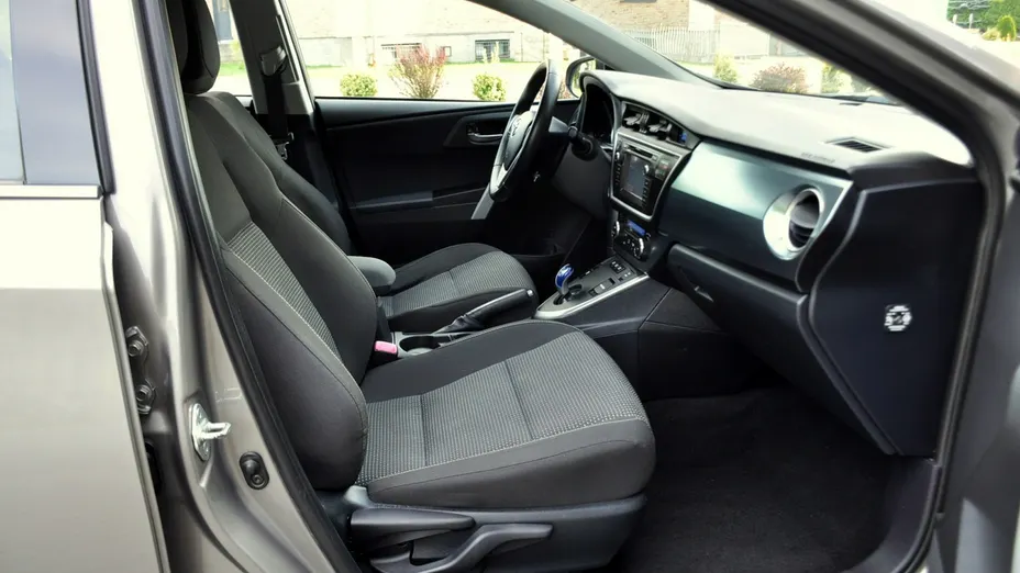 TOYOTA Auris -