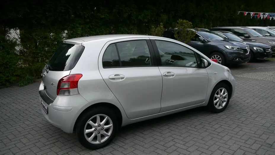 TOYOTA Yaris -