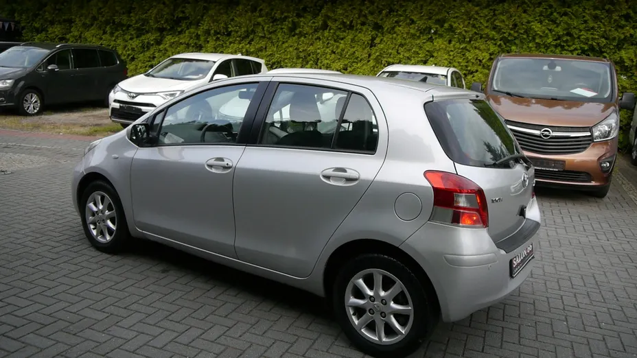TOYOTA Yaris -