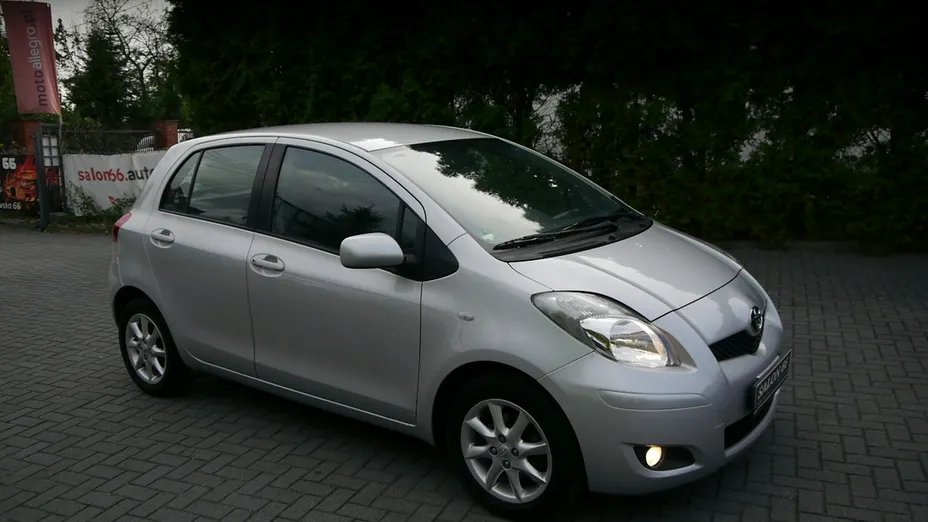 TOYOTA Yaris -