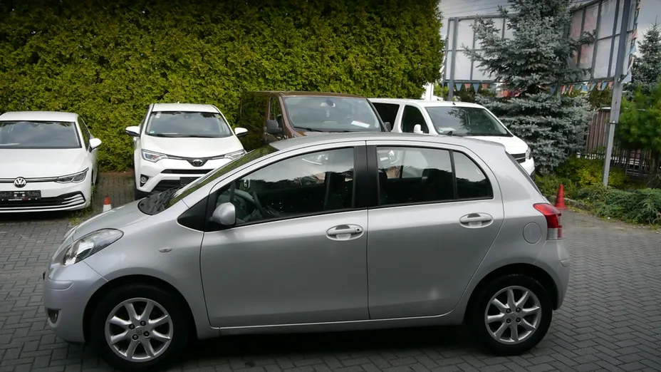 TOYOTA Yaris -