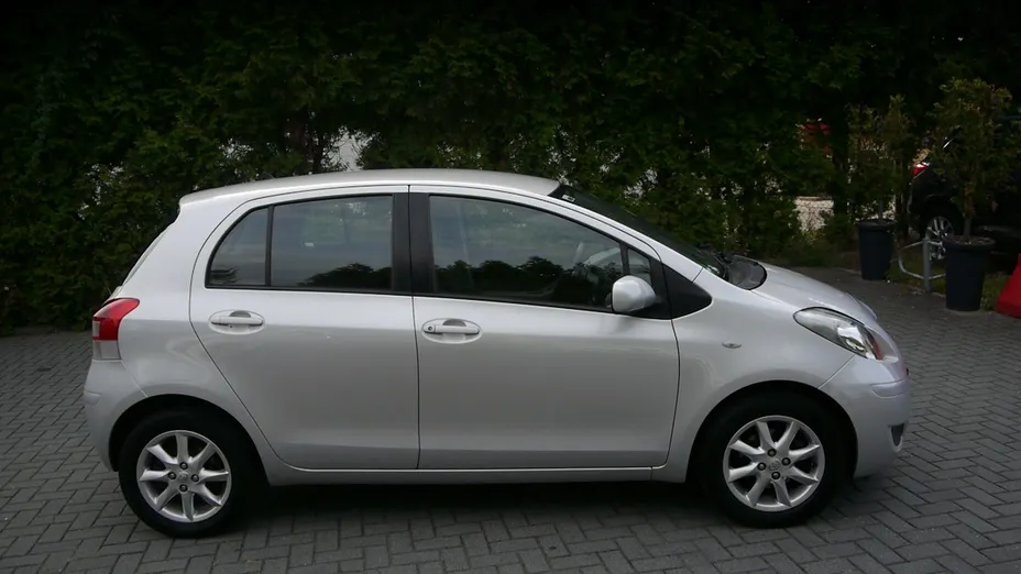 TOYOTA Yaris -