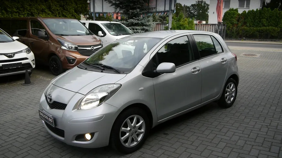 TOYOTA Yaris -