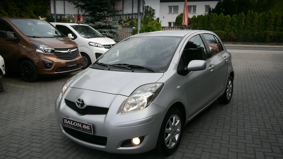 TOYOTA Yaris -