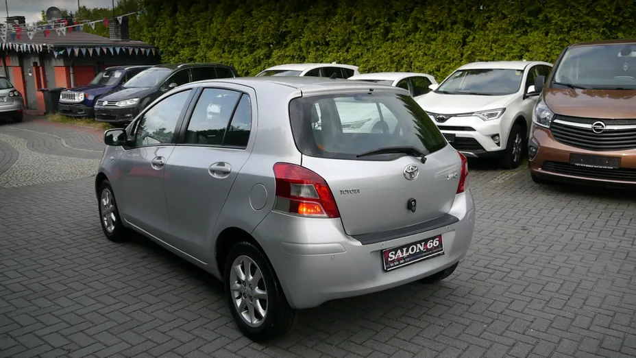 TOYOTA Yaris -