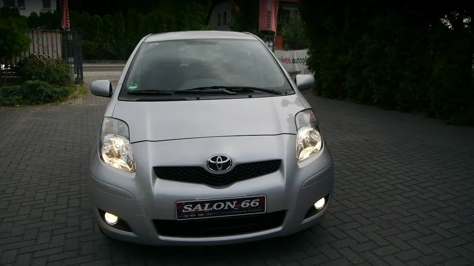 TOYOTA Yaris -