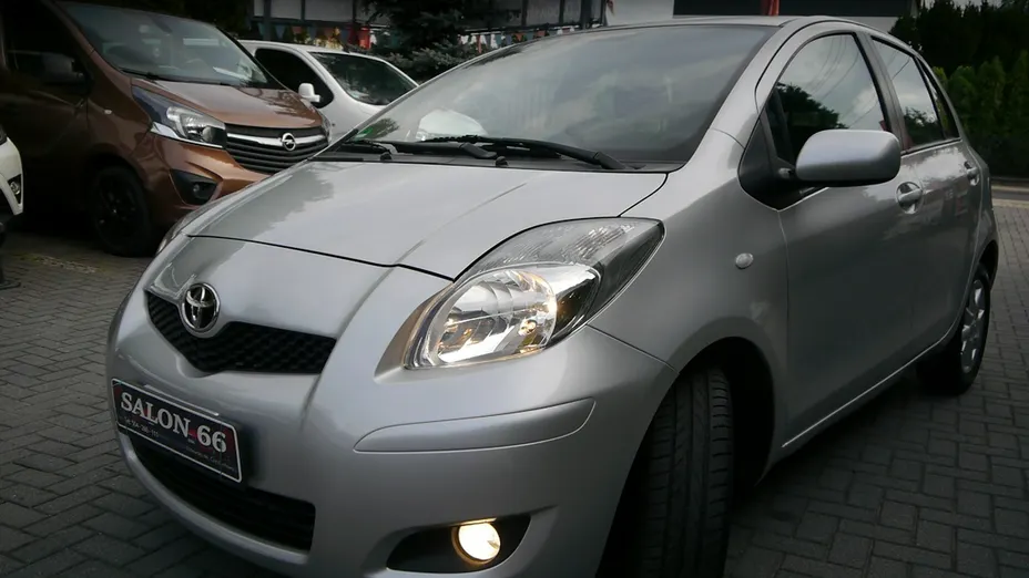 TOYOTA Yaris -