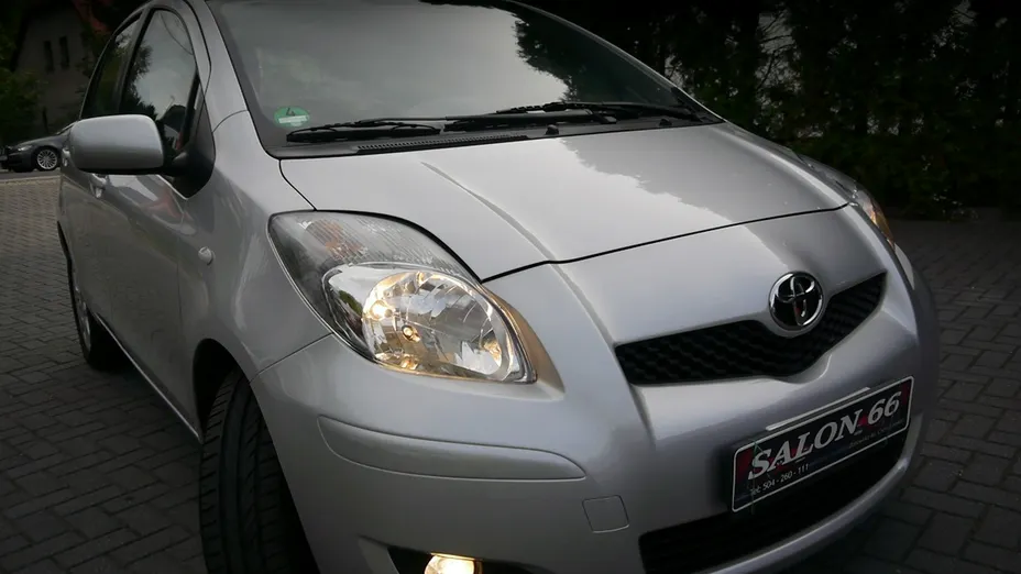 TOYOTA Yaris -