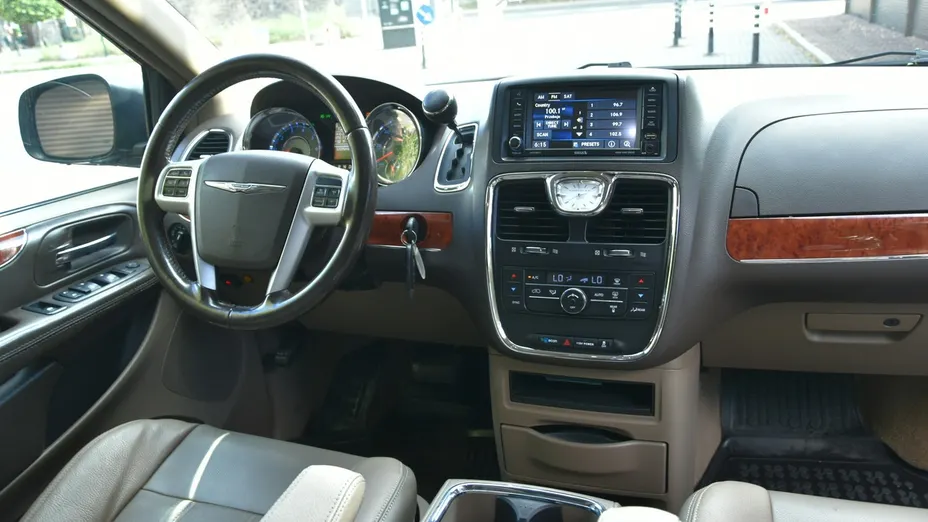 CHRYSLER Town & Country -