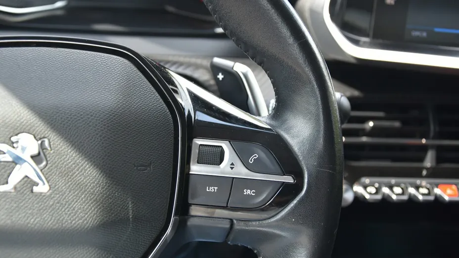 PEUGEOT 208 -