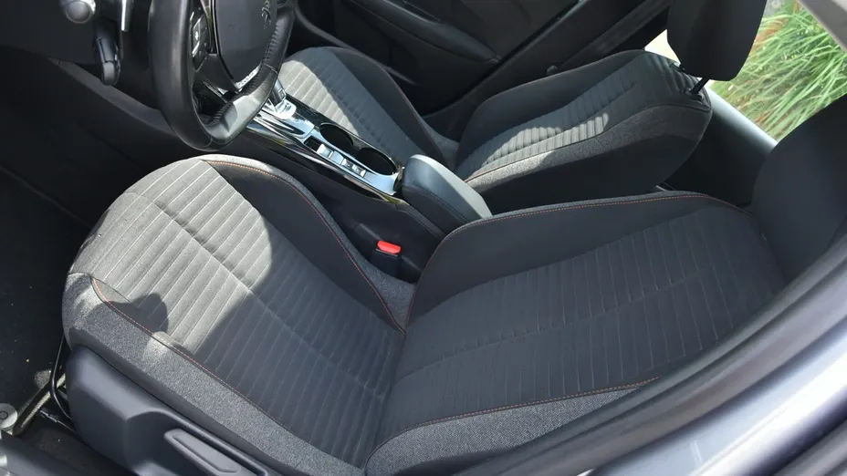 PEUGEOT 208 -