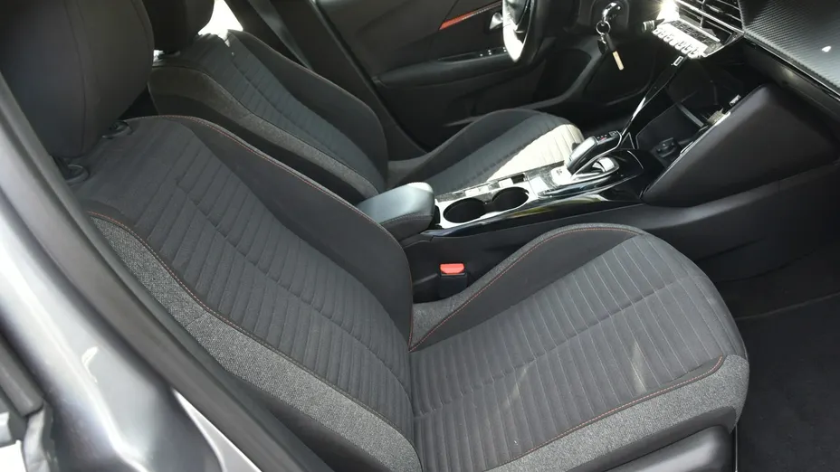 PEUGEOT 208 -