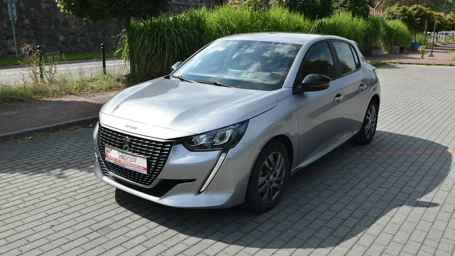 PEUGEOT 208 -