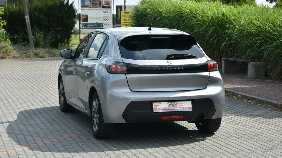 PEUGEOT 208 -