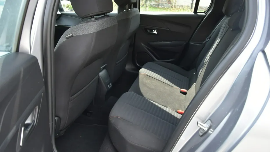 PEUGEOT 208 -