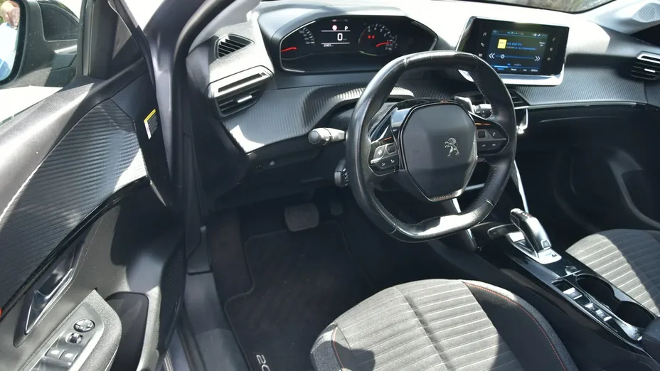 PEUGEOT 208 -