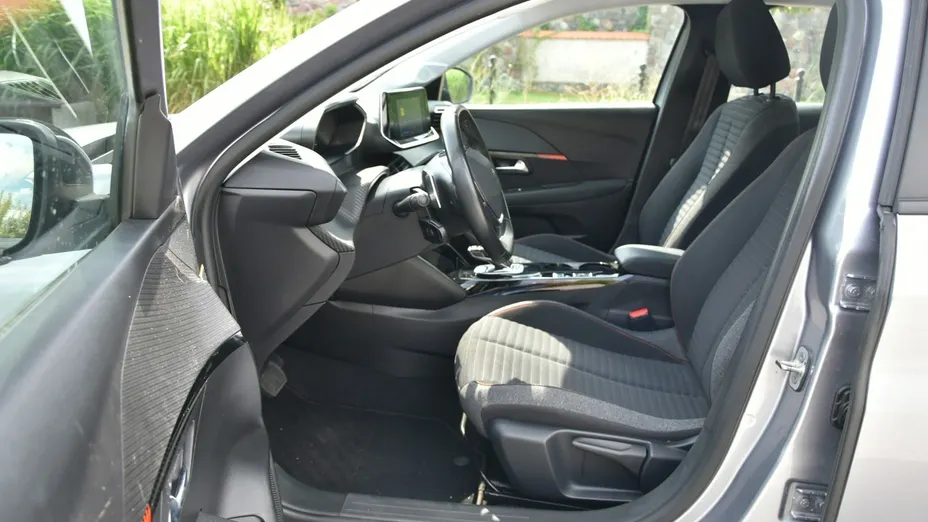 PEUGEOT 208 -