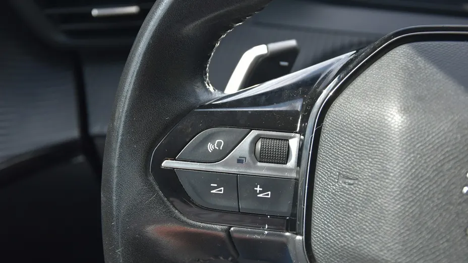 PEUGEOT 208 -