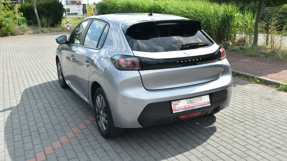 PEUGEOT 208 -