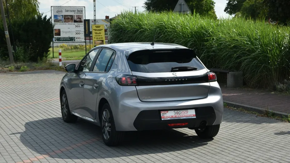 PEUGEOT 208 -