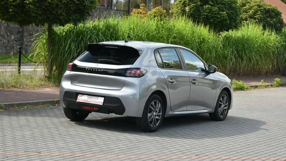 PEUGEOT 208 -