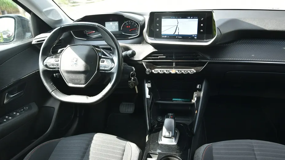 PEUGEOT 208 -