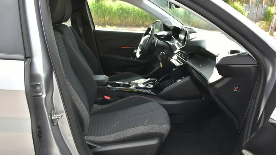 PEUGEOT 208 -