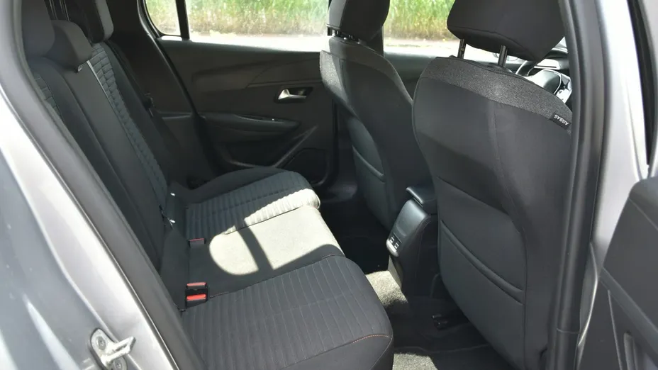 PEUGEOT 208 -