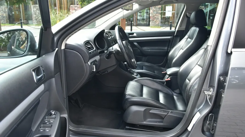 VOLKSWAGEN Golf -