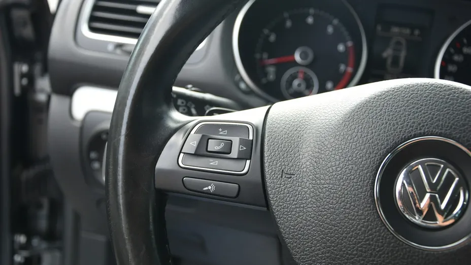 VOLKSWAGEN Golf -