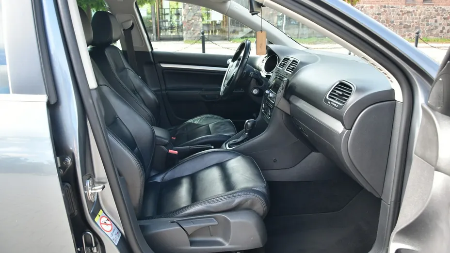 VOLKSWAGEN Golf -