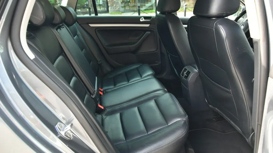 VOLKSWAGEN Golf -