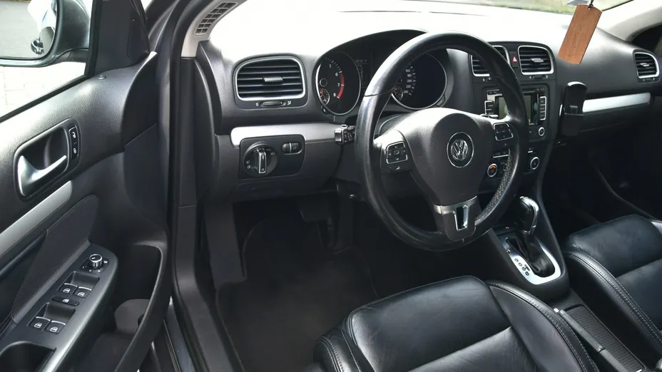 VOLKSWAGEN Golf -