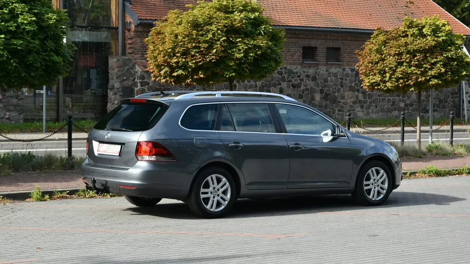 VOLKSWAGEN Golf -