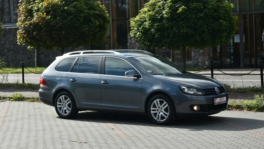 VOLKSWAGEN Golf -