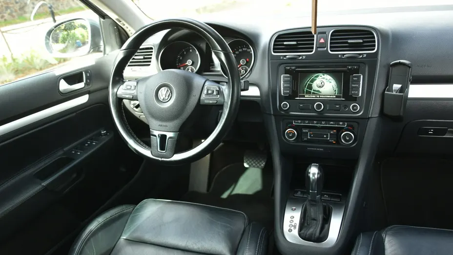 VOLKSWAGEN Golf -