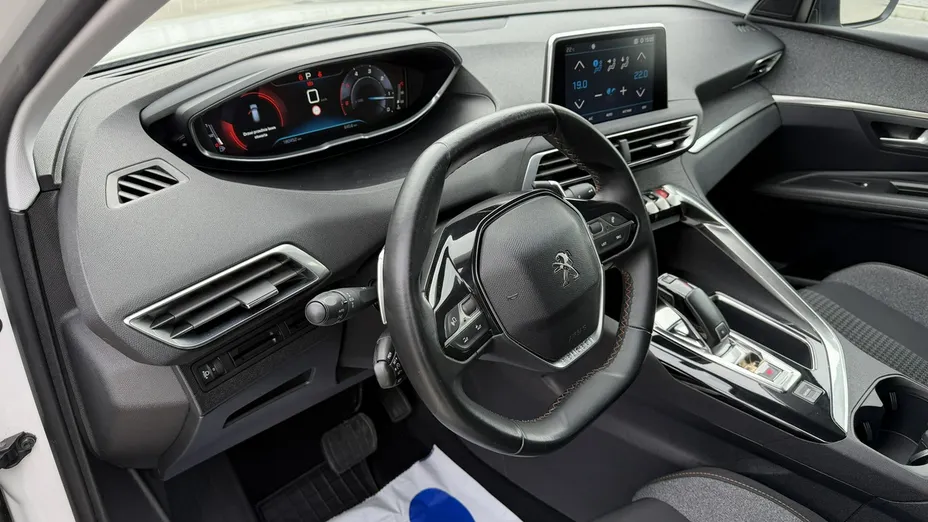 PEUGEOT 3008 -